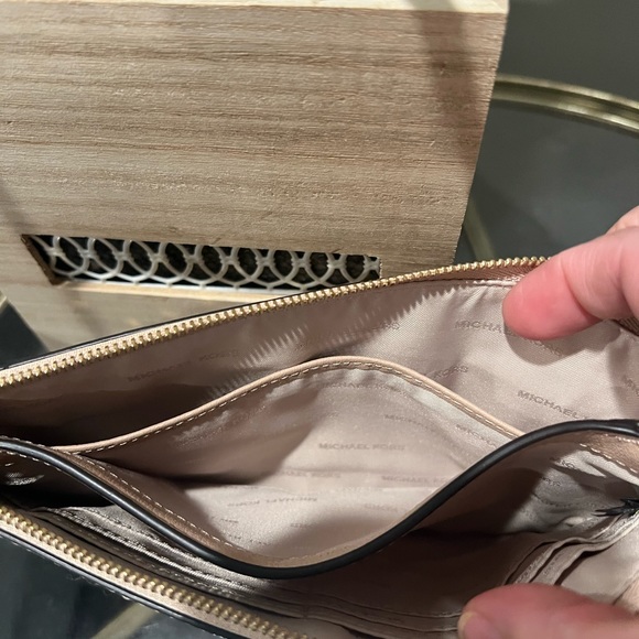 MK wristlet like new - Picture 2 of 3